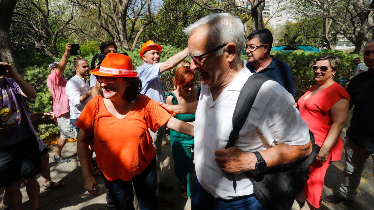 Mónica Oltra y Joan Ribó se abrazan antes del acto del sábado en el río