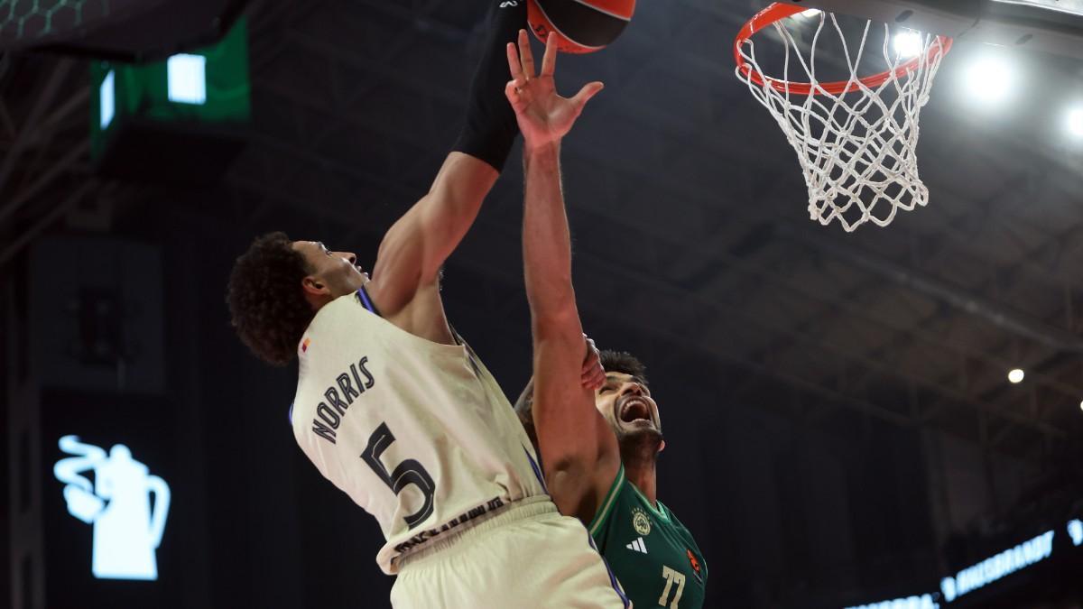 Omer Yurtseven y Miles Norris, durante un Panathinaikos - Barça de Euroliga