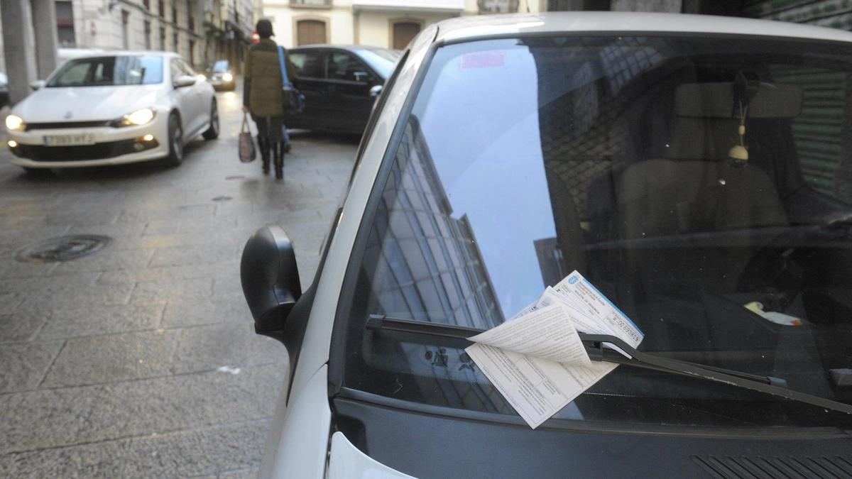 Vehículo estacionado con una multa