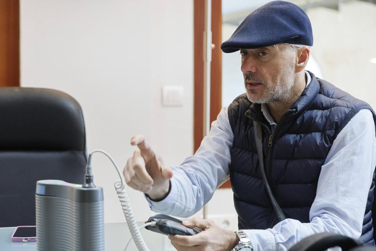 El abogado mallorquín Kiko Palmer, paciente con glioblastima, recibe la terapia TTFields con este dispositivo.