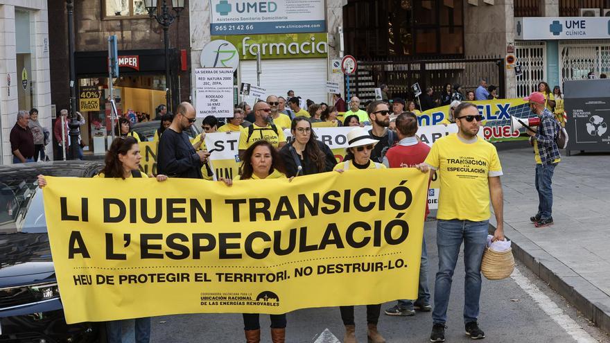 Más de una veintena de colectivos toman Alicante en protesta por las macroplantas solares en la provincia
