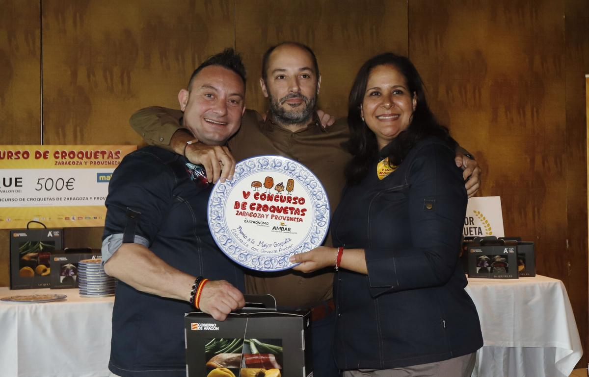 Ángel Marco celebra el título a la Mejor Croqueta con cerveza de Zaragoza en 2023