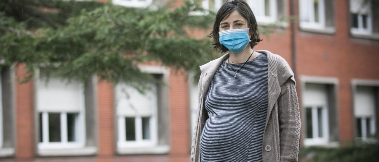 Isabel Quirós posa frente a la Facultad de Ciencias.