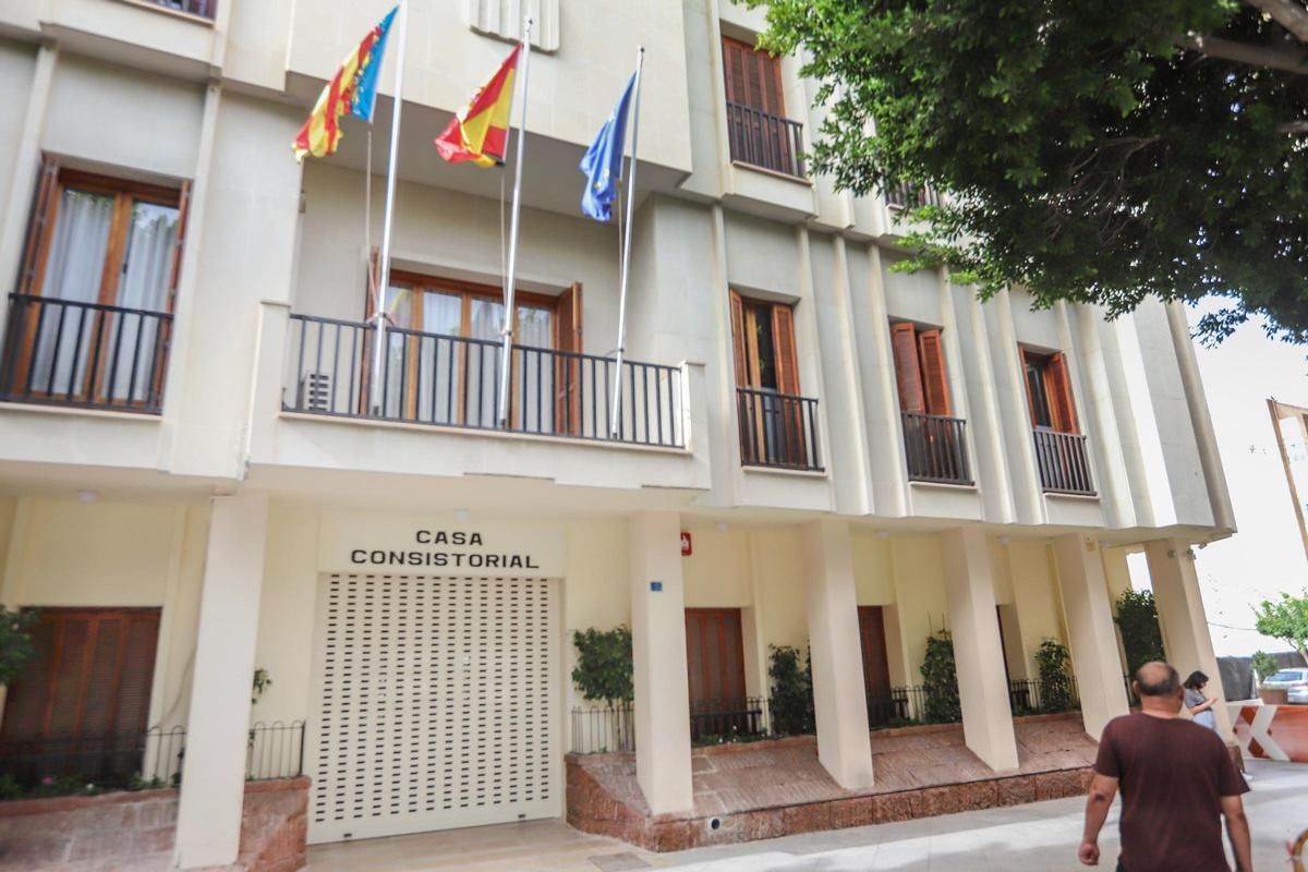 Fachada princial del Ayuntamiento de Almoradí, en una imagen de archivo