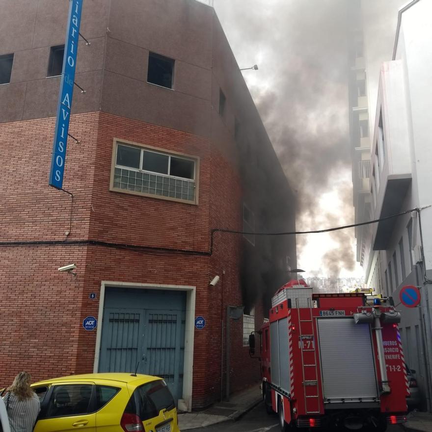 Voraz incendio en un edificio de la calle Salamanca de Santa Cruz de Tenerife