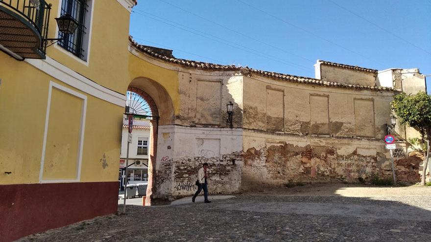 Las bondades de una buena restauración pueden apreciarse en este rincón de la Trinidad con la mitad en perfecto estado de revista y la otra mitad vegetando.