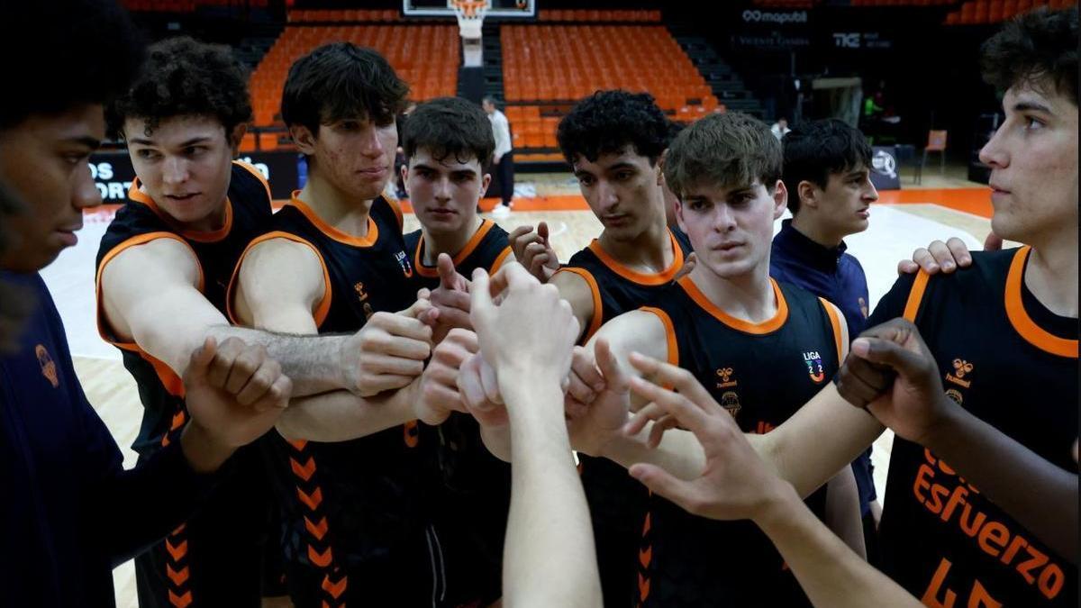 Los jugadores del Valencia Basket de la Liga U, en uno de sus anteriores partidos en La Fonteta.