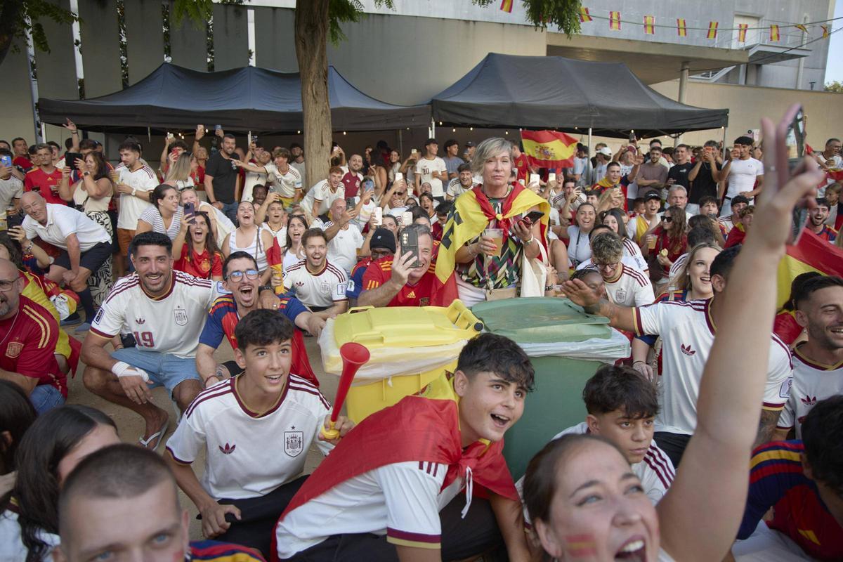 Les imatges de la concentració a Blanes per seguir la selecció espanyola
