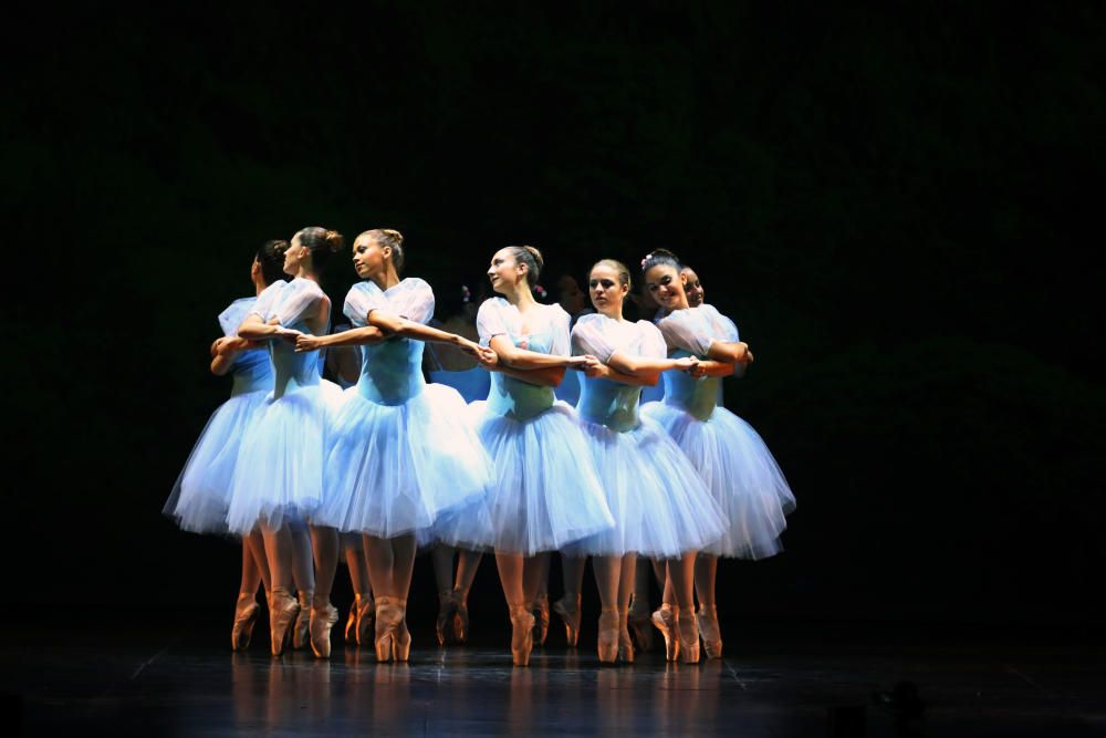 El Teatro Cervantes acoge la versión escénica de Alicia en el país de las maravillas y El lago de los cisnes, este último coreografiado por Valentina Letova