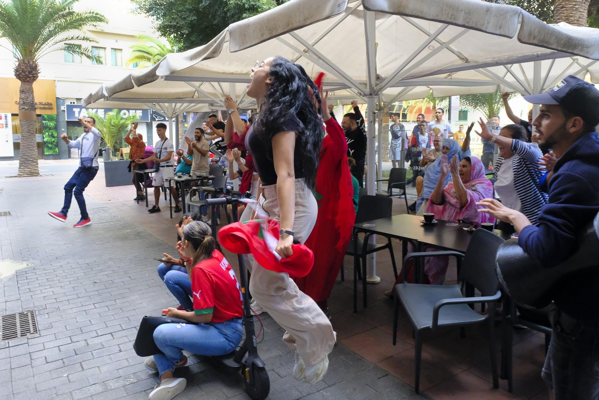 Aficionados de Marruecos celebrando en Gran Canaria la histórica victoria ante Portugal