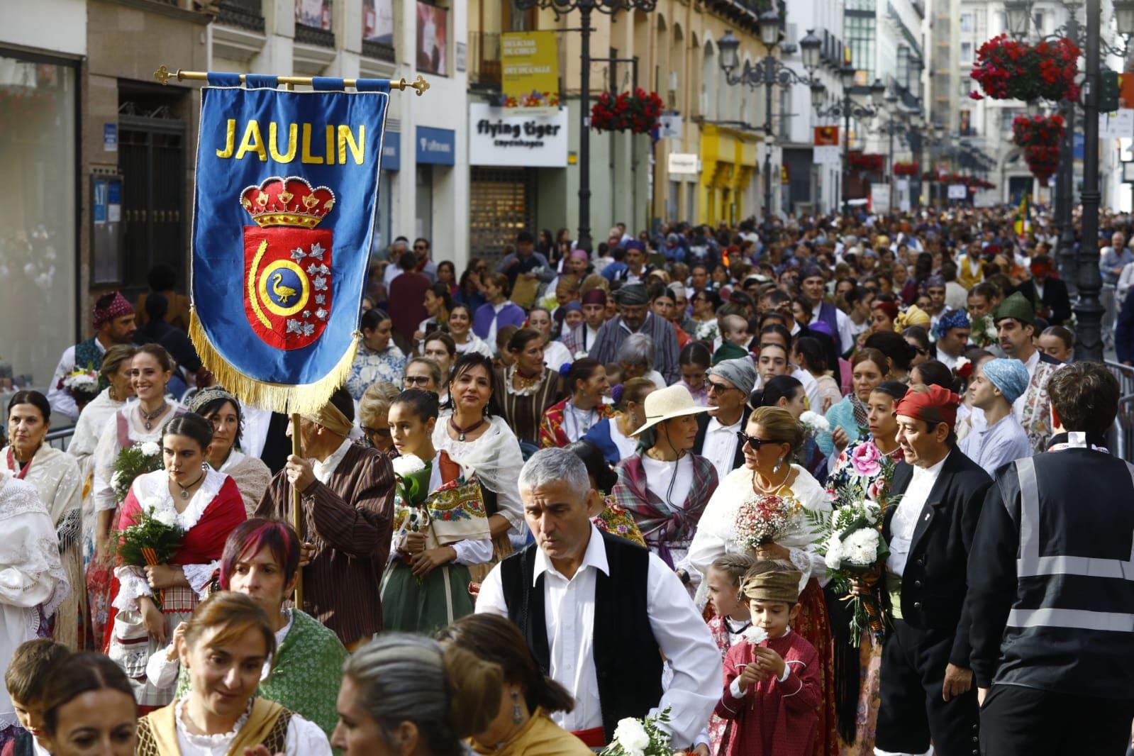 En imágenes | Zaragoza vive su día grande con la Ofrenda de Flores a la Virgen del Pilar