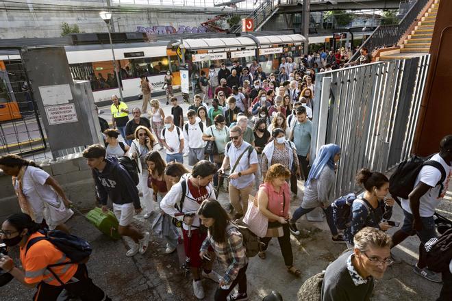 Aglomeraciones en el primer laborable del corte de la R-2 Nord y la R-11 de Rodalies en Sant Andreu