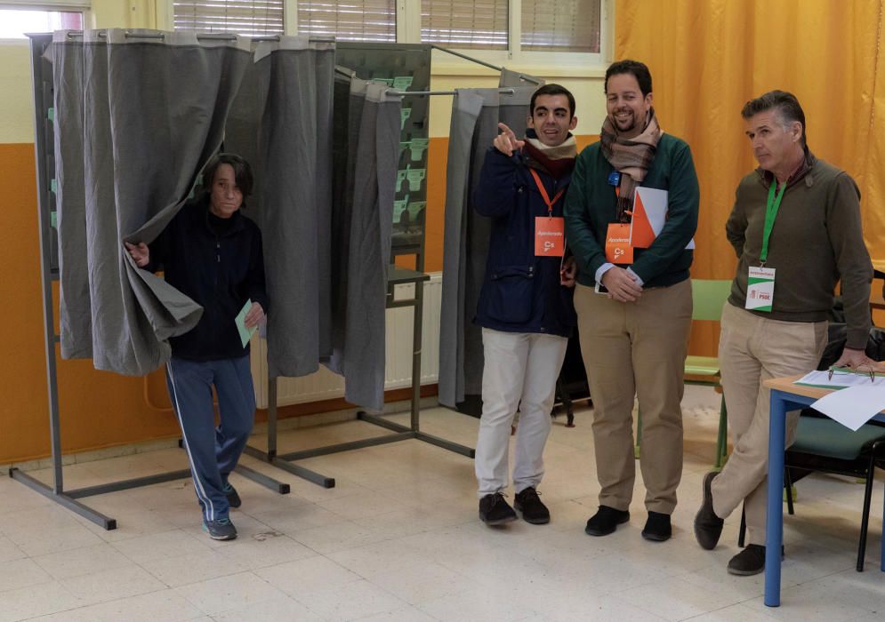 VOTANTES EN COLEGIO ELECTORAL EN TRIANA