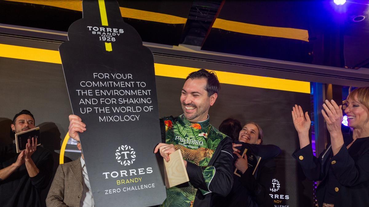 Giacomo Giannotti, de Paradiso (Barcelona), recibe el premio que le distingue como ganador del Torres Brandy Zero Challenge 2023.