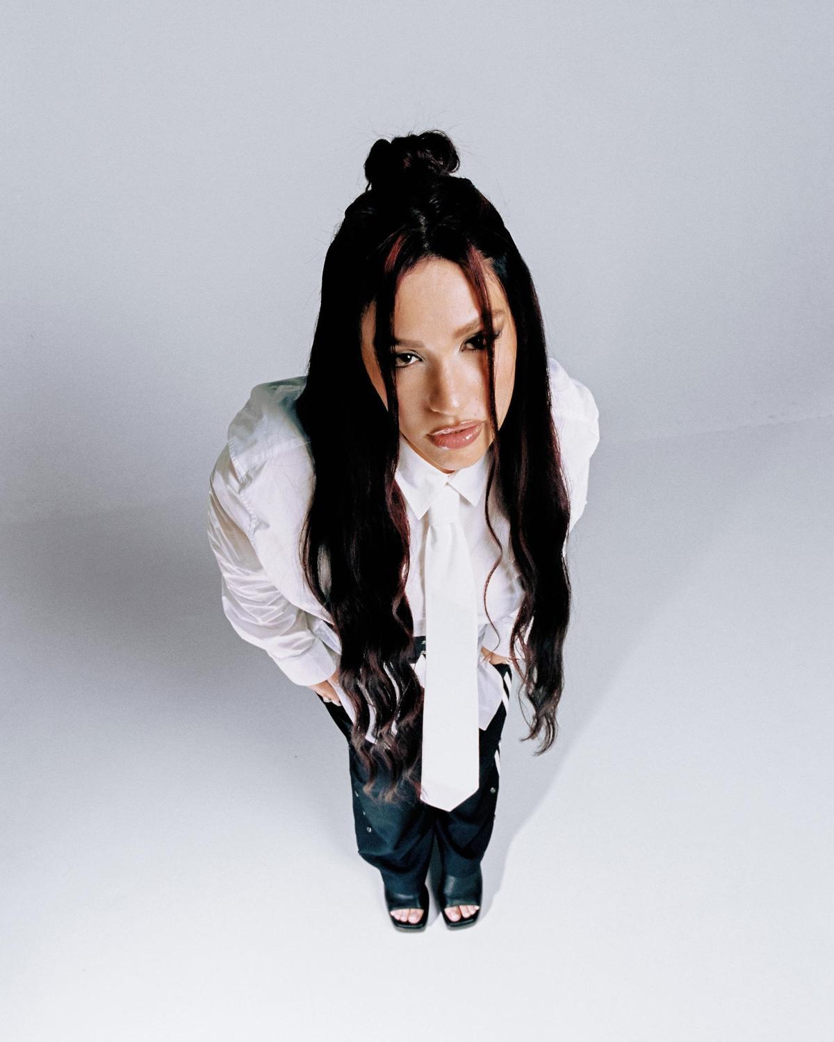 Lia Kali. Su segundo disco, ‘Kaelis’, juega con la forma latina relativa al cielo y habla de “tus sensaciones cuando vas en avión, hay turbulencias y no puedes bajarte”.