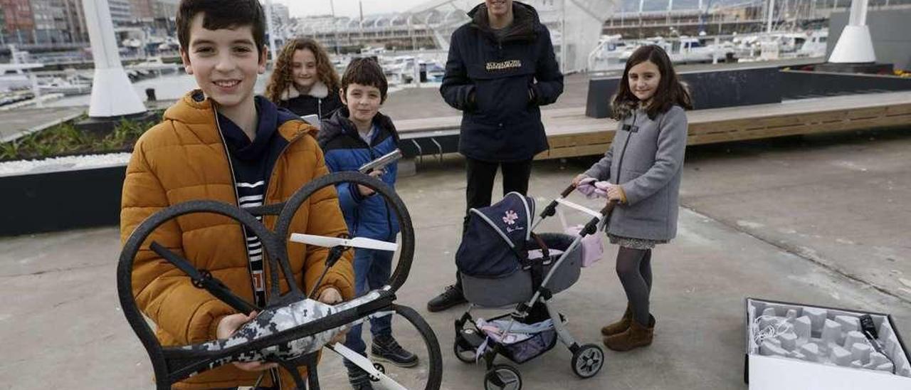 Sergio, Aída, Diego, Íñigo y Carmen Marqués, ayer, en el puerto deportivo.