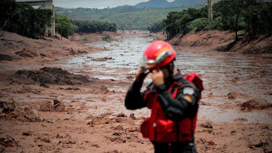 Aumentan a 58 las víctimas mortales en Brasil por la ruptura de una presa