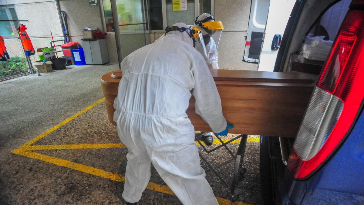 El traslado de un paciente del Hospital do Salnés fallecido hace unos días por COVID.