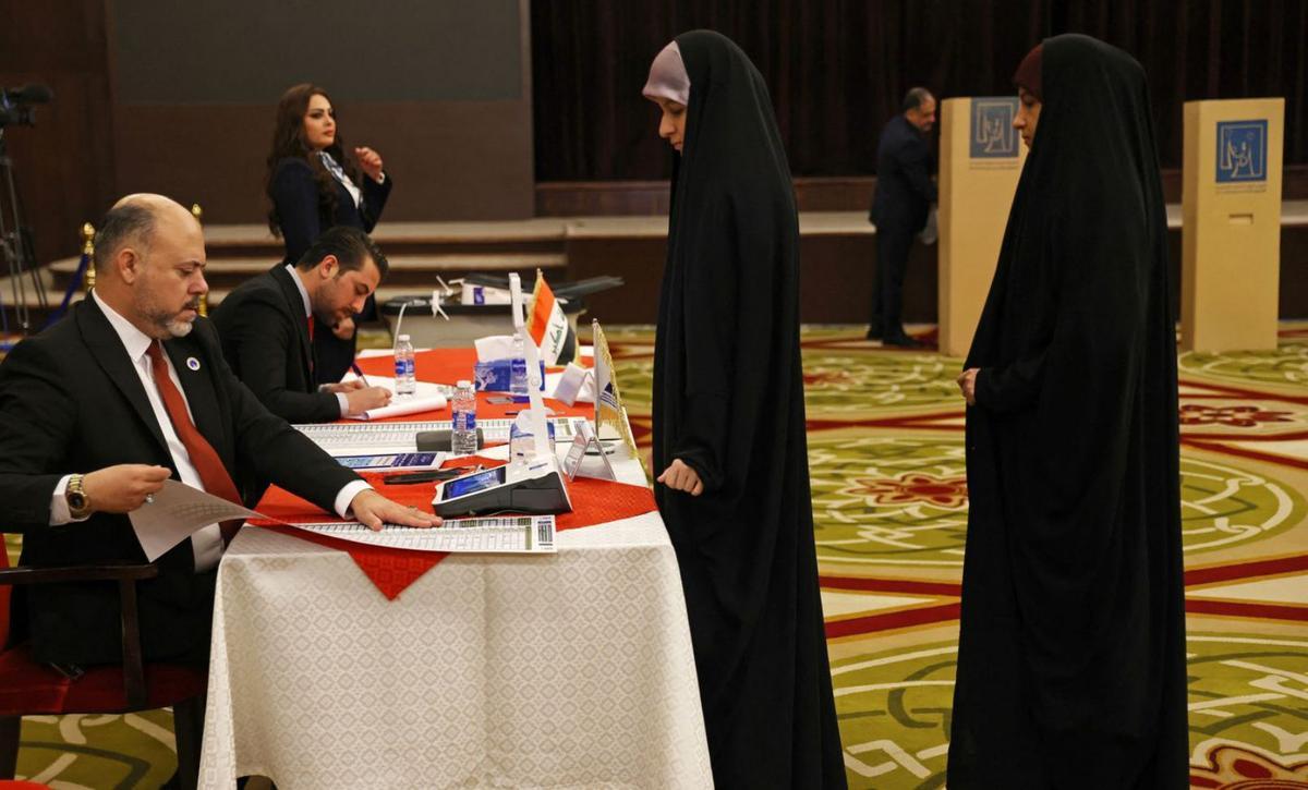 L’Iraq vota en unes eleccions marcades per l’apatia i la baixa participació