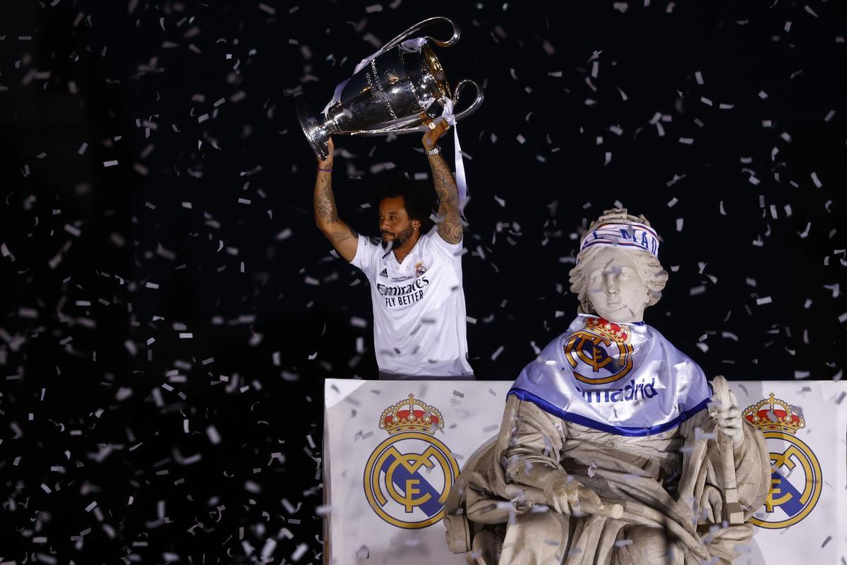 Marcelo levanta la decimocuarta copa de Europa ante la diosa Cibeles