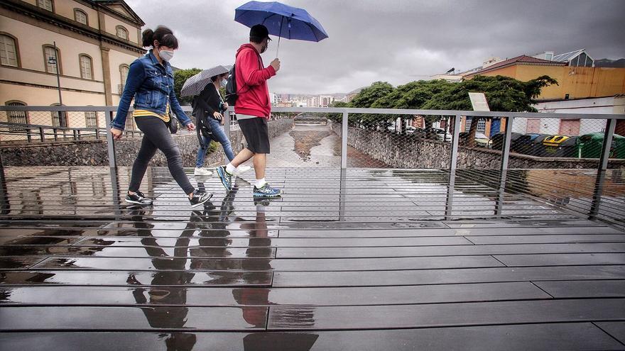Bajada de temperatura, nubes y lluvias en Canarias este miércoles