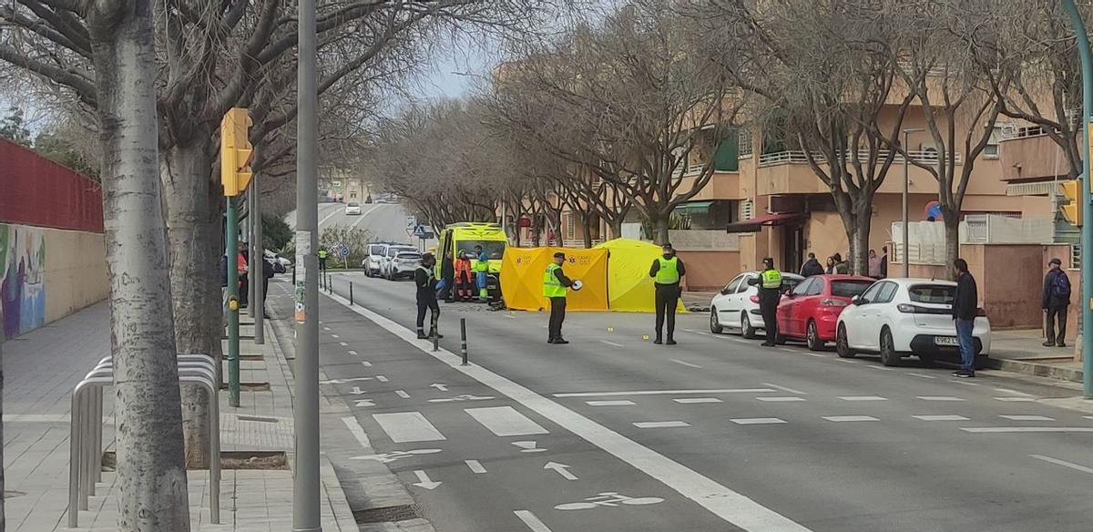 Die Polizei untersucht derzeit noch die Unfallstelle.