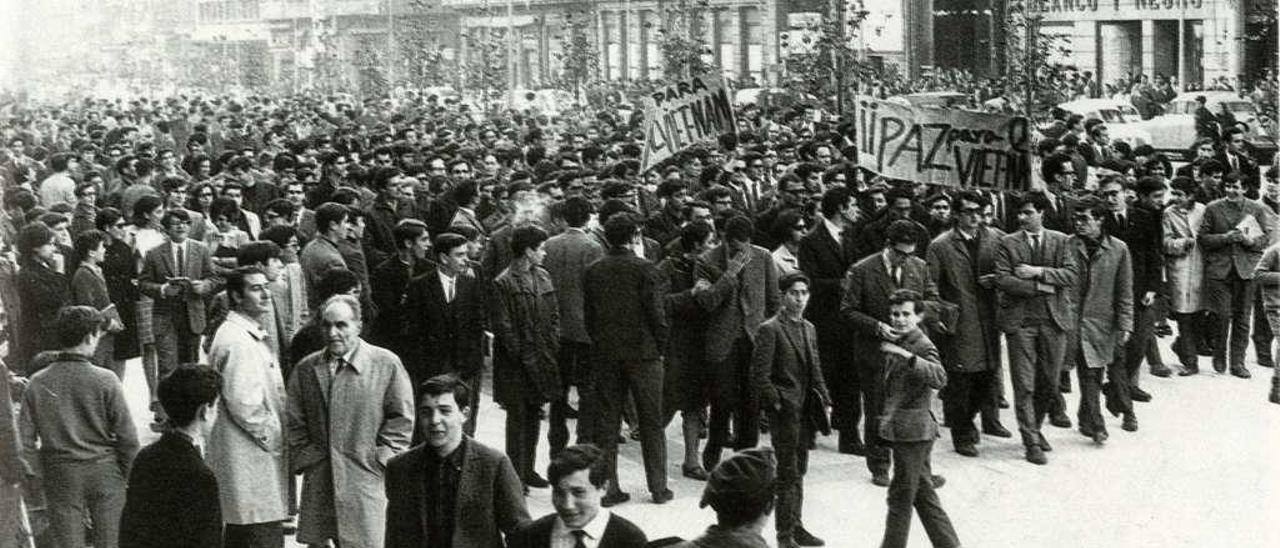 Manifestación contra la guerra del Vietnam, el 28 de abril de 1967 en el paseo de los Álamos, sobre las ocho de la tarde, minutos antes de ser disuelta por los grises.
