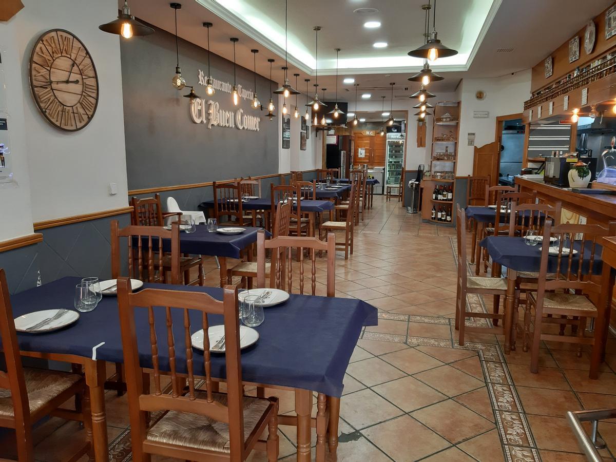 El local cuenta con una decoración rústica.