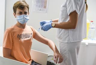 Andalucía ya planea poner la vacuna de la covid a los niños en los colegios
