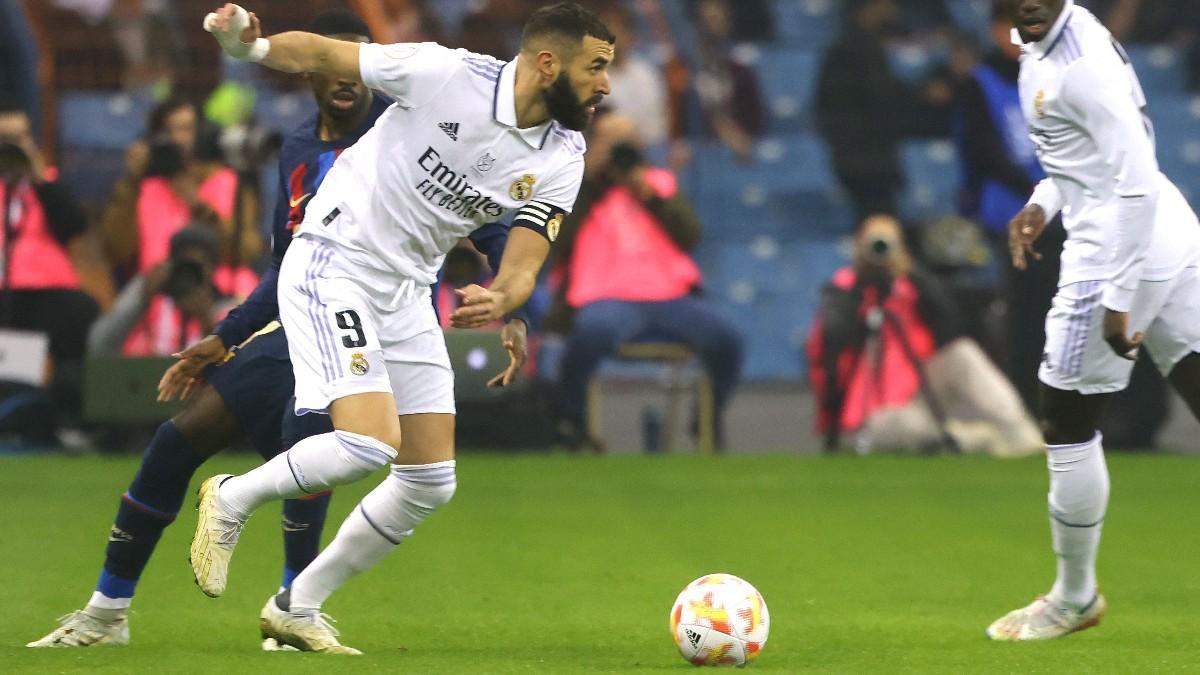 Karim Benzema controla la pelota durante la final de la Supercopa de España frente al Barcelona