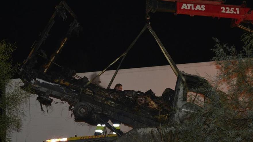 Así ha quedado el camión, calcinado tras el incendio