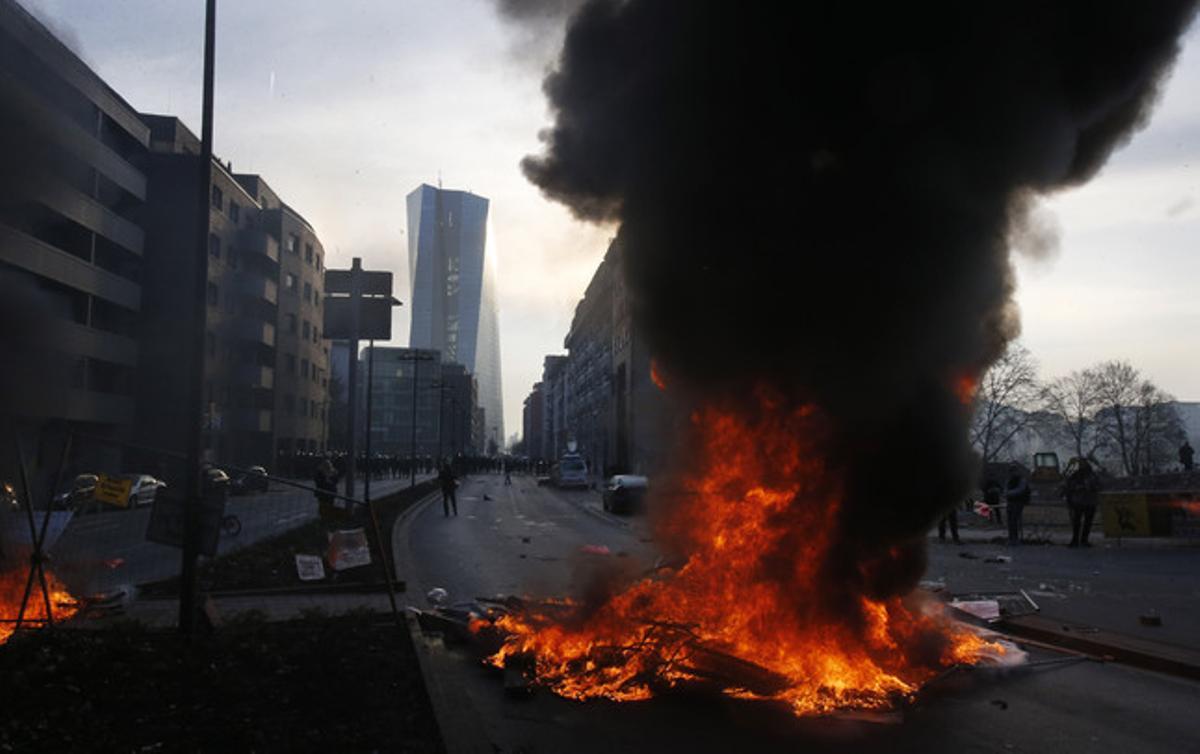 Barricades a Frankfurt, amb la seu del BCE, al fons.