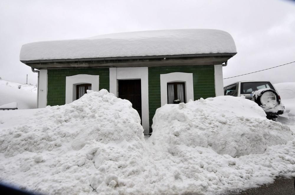 Temporal de nieve, este martes, en el puerto de Pajares