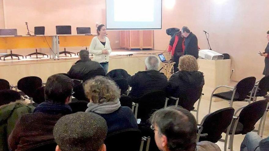 Participantes en la asamblea celebrada ayer en la Casa de Cultura.