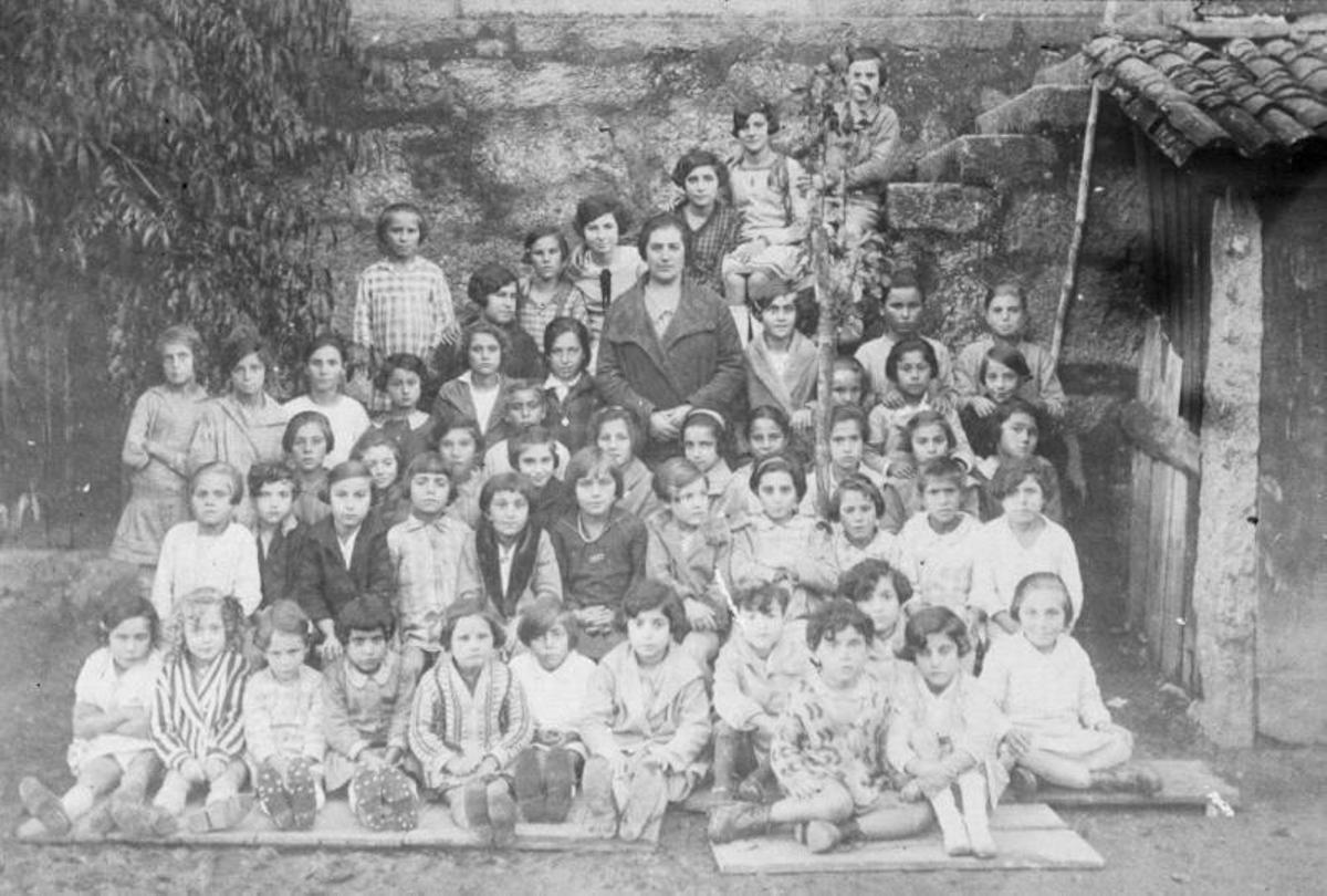 Escuela de Celia Álvarez para niñas en Banda do Río.   | // CESIÓN DAVID CABODEVILA
