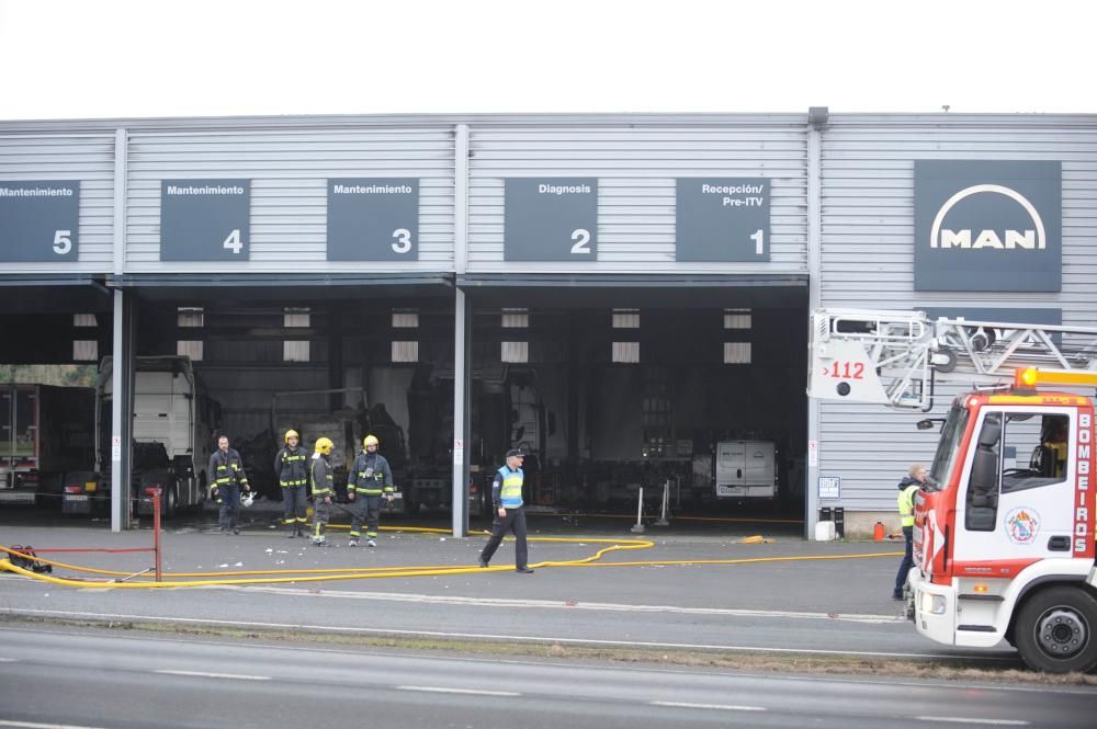 Incendio en una nave de camiones MAN en Iñás