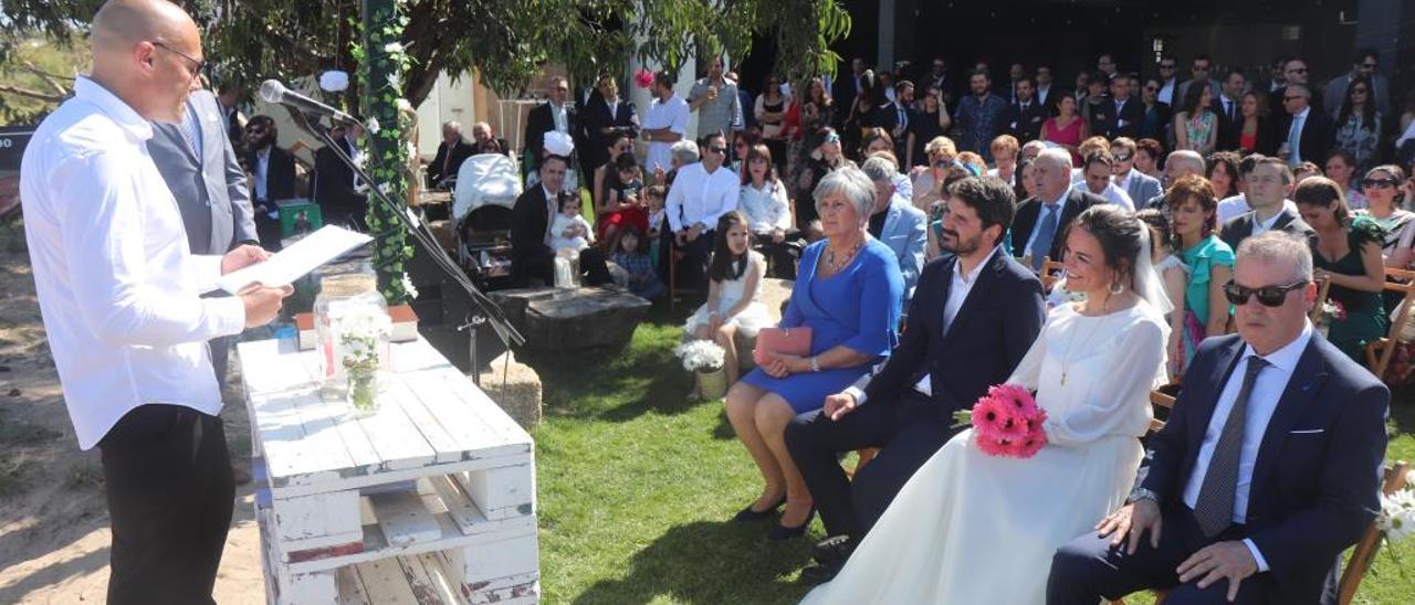 Quito Parada ofició la boda en la terraza de El Náutico, en la playa de a Barrosa.