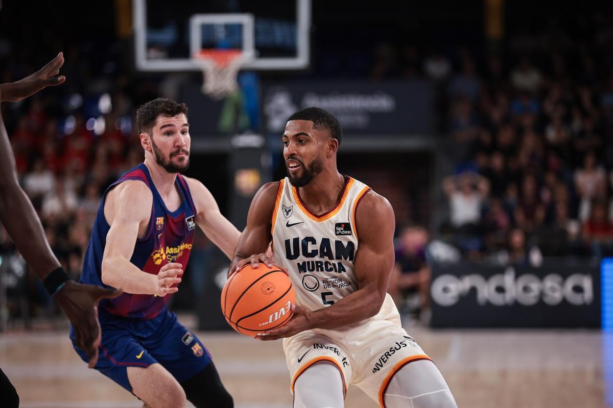 David DeJulius, del UCAM Murcia, frente a Darío Brizuela durante un encuentro en el Palau.