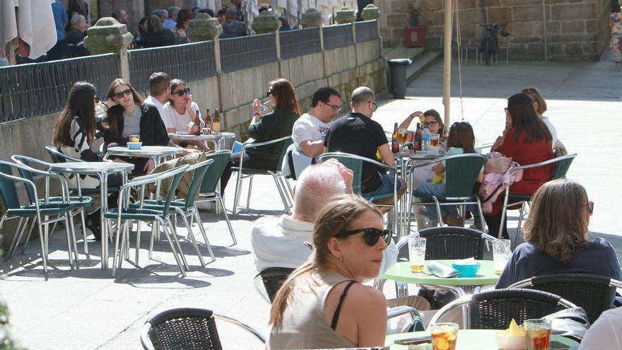 Ambiente en las terrazas de la Plaza Mayor de Ourense en la tarde de ayer.   | // IÑAKI OSORIO