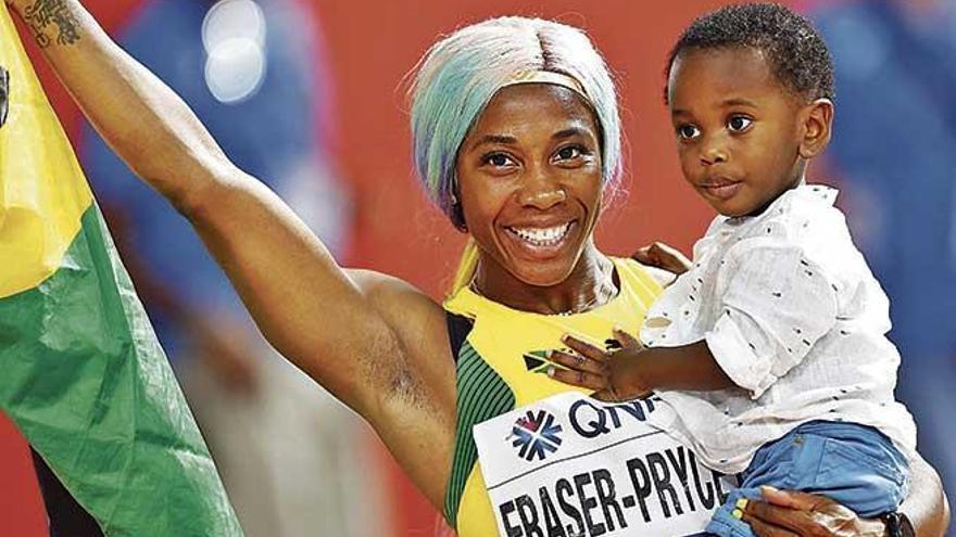 Fraser-Pryce celebrÃ³ este nuevo hito de su carrera con su hijo en brazos sobre el tartÃ¡n de Doha.