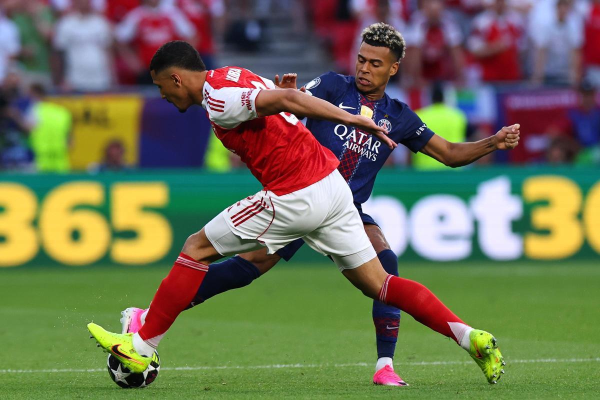 William Saliba contra Desire Doue durante la final de la Liga de Campeones de la UEFA entre el PSG y el Arsenal