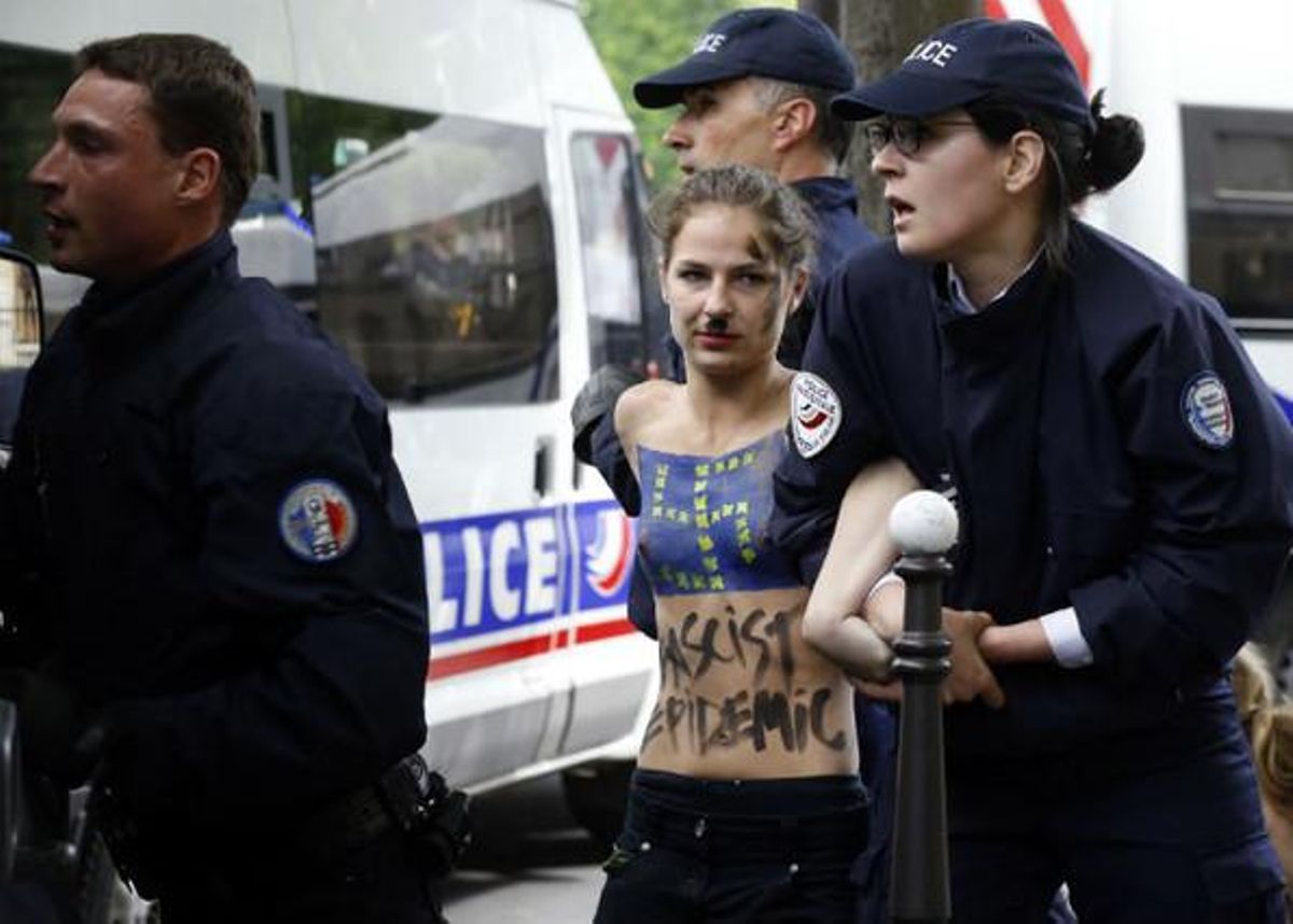 Els policies detenen una de les protestants.