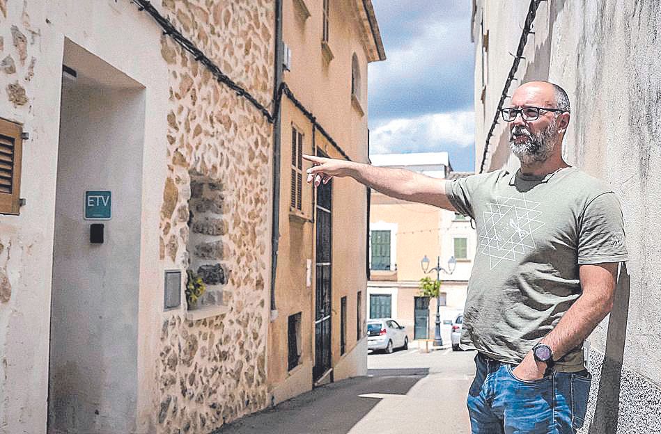 El concejal de Més Miquel Gallardo, en la oposición en el Ayuntamiento, señala una vivienda turística.