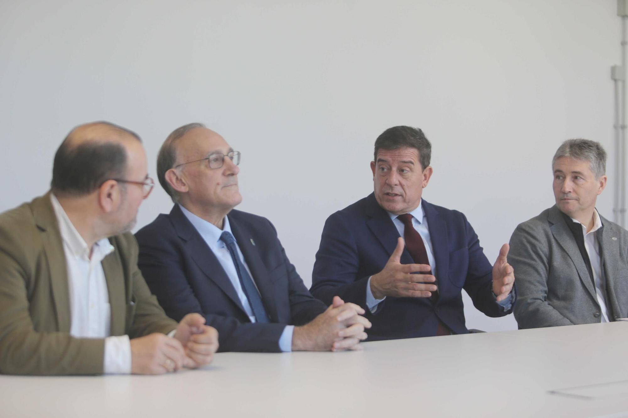 Encuentro de Besteiro en A Coruña con los tres rectores de las universidades gallegas