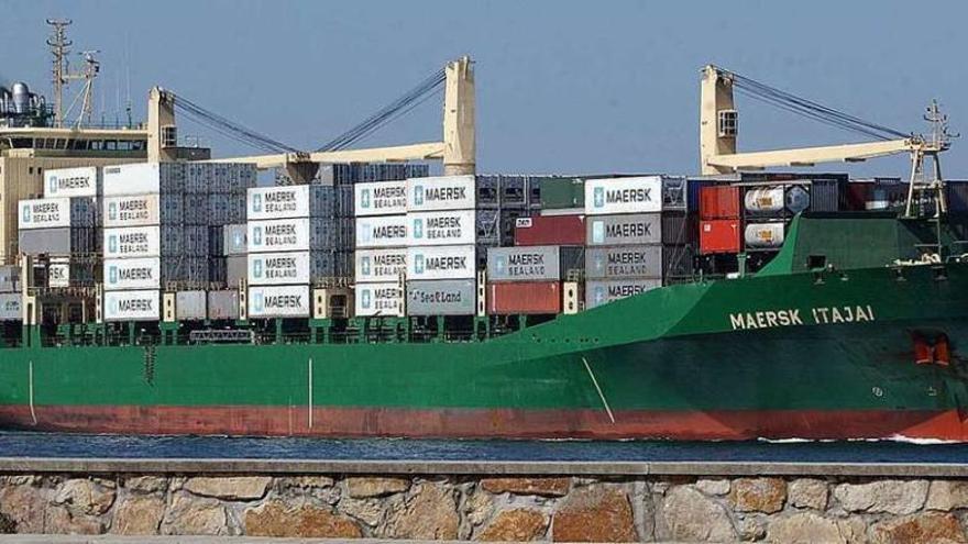 Un buque de la naviera Maersk cargado de contenedores aproximándose a la terminal de Guixar. // Ricardo Grobas