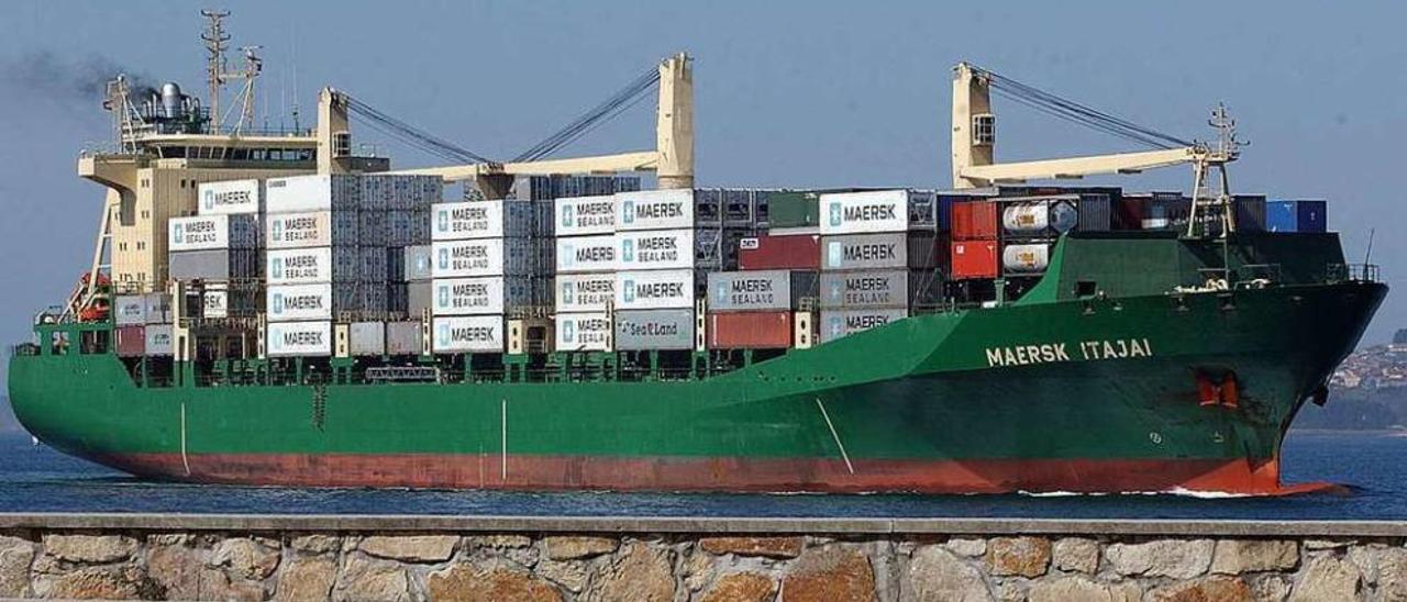 Un buque de la naviera Maersk cargado de contenedores aproximándose a la terminal de Guixar. // Ricardo Grobas