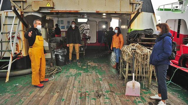 El patrón Eduardo Martínez, dando a conocer todas las particularidades de su trabajo en el mar. | // I. ABELLA