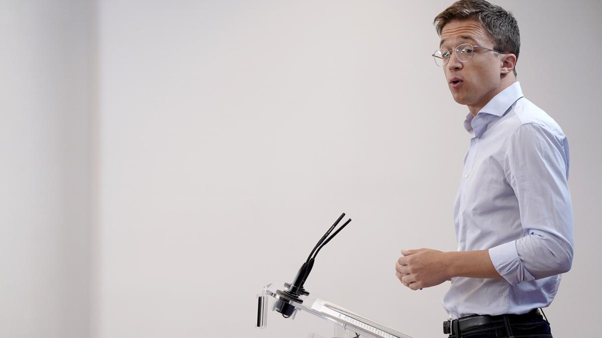 El portavoz parlamentario de Sumar, Íñigo Errejón, en una rueda de prensa en el Congreso, el pasado junio.