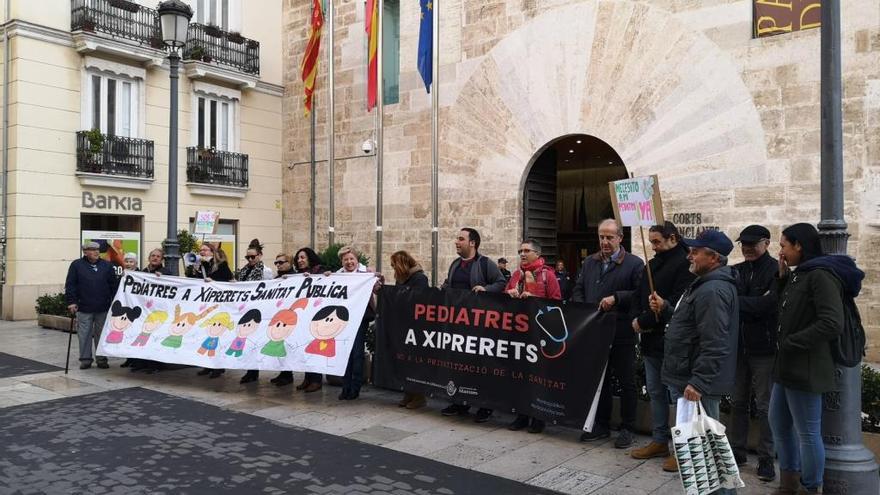 La protesta por los pediatras de Manises llega hasta las Corts