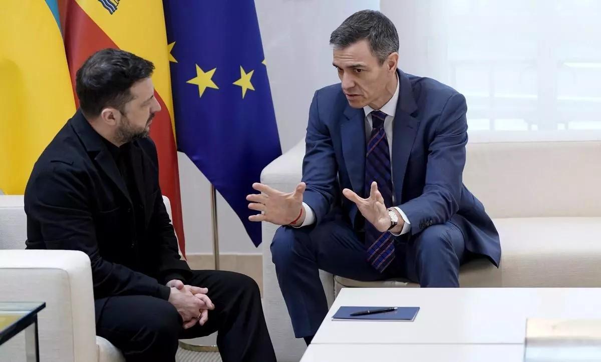 Spaniens Regierungschef Pedro Sánchez beim Treffen mit dem ukrainischen Präsidenten Wolodymyr Selenskyj in Madrid.